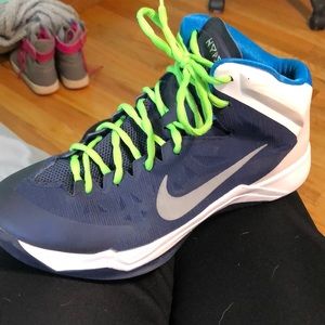Basketball shoes